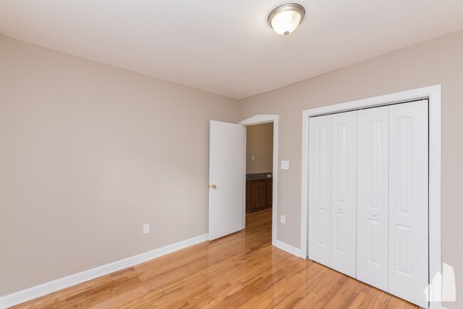 Building Photo - 6647 N Greenview Ave