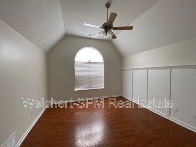 Foto del edificio - 325 Mossy Springs Dr