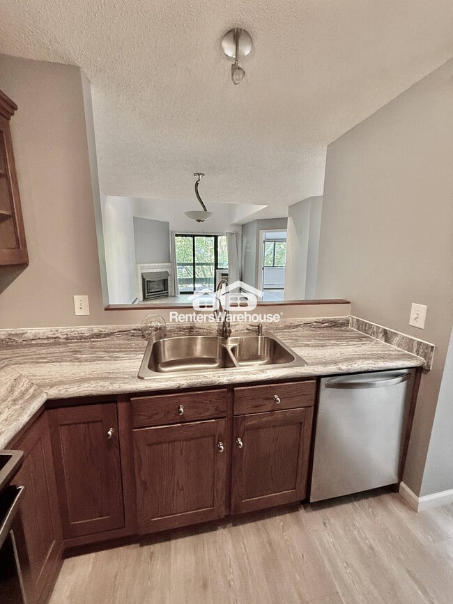 Building Photo - 7614 York Ave S