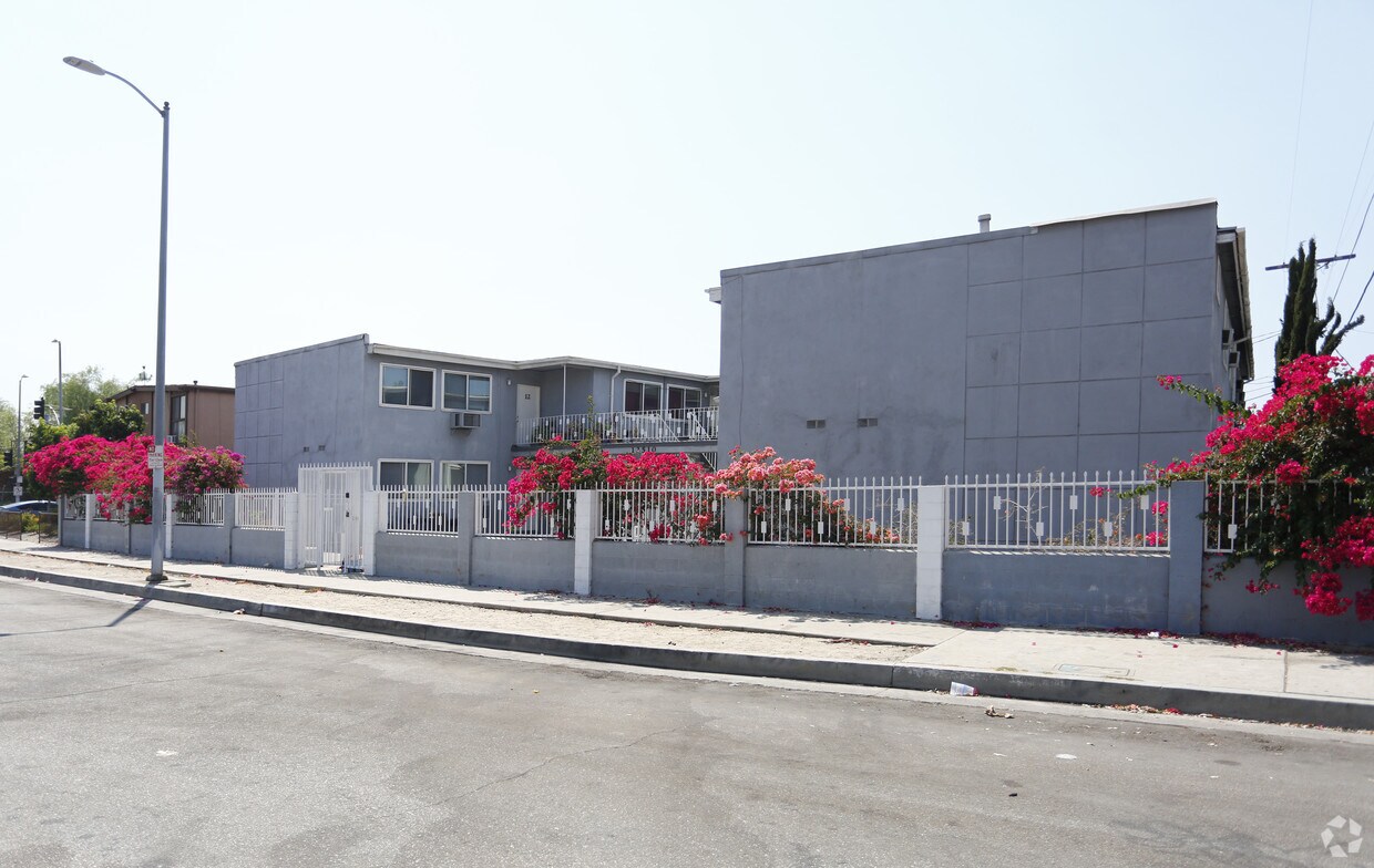 Edificio - 12510 Saticoy St