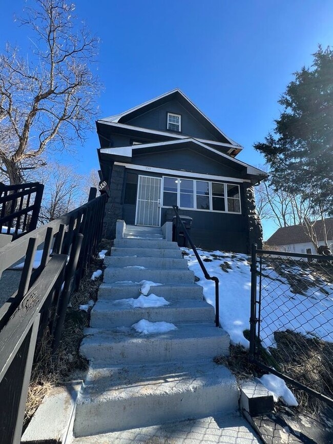 Building Photo - Spacious 5-Bedroom Home with Enclosed Porc...