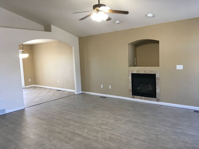 Building Photo - PET FRIENDLY 4 BEDROOM, 3 BATHROOM HOME WI...