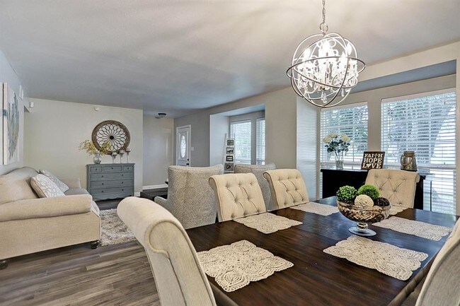 Foto del edificio - 10301 Briar Forest Dr