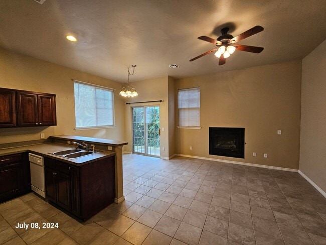 Building Photo - (3) Bed/(2.5) Bath Townhouse in Core Norma...