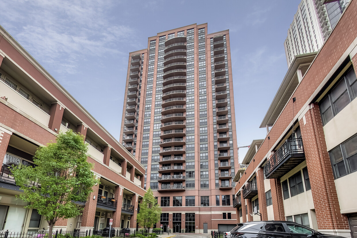 Foto principal - 330 N Jefferson St