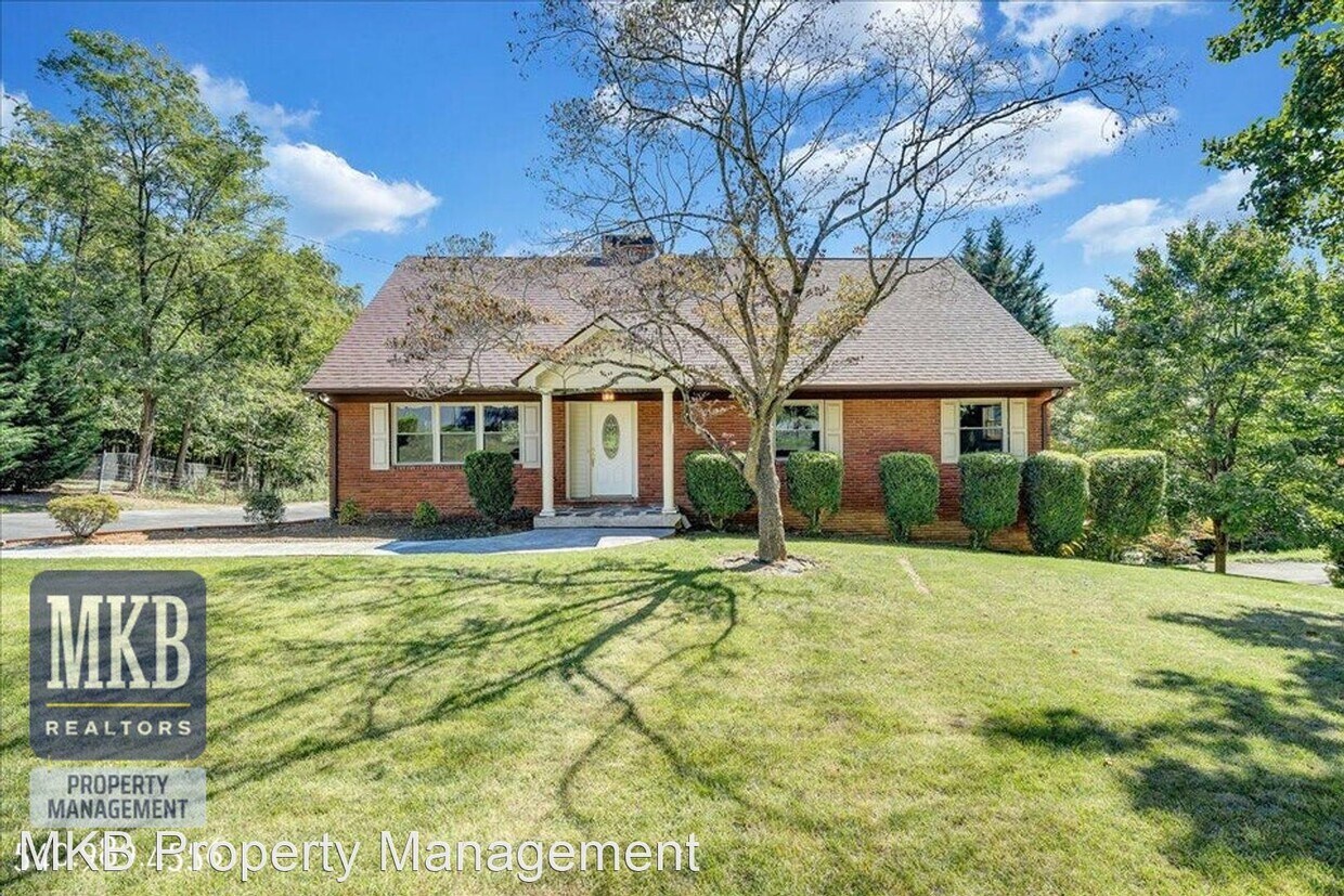 4 br, 3.5 bath House 2924 West Club Dr. House Rental in Salem, VA