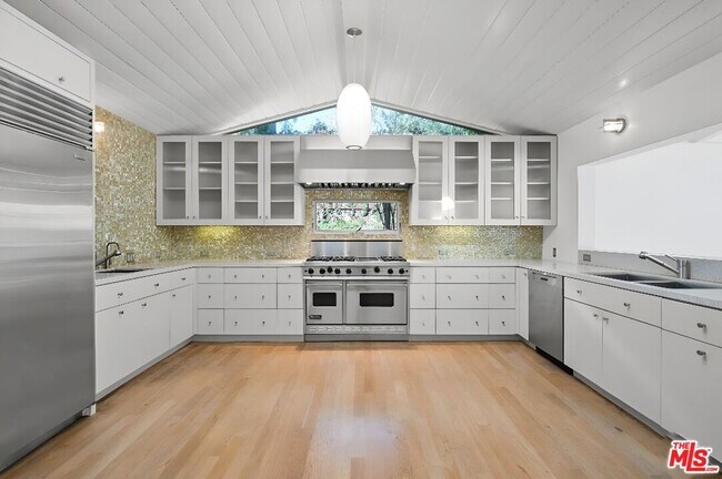 Building Photo - 1700 San Ysidro Dr