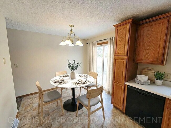 Foto del edificio - 4 BD, 2 BA - FENCED IN YARD, PRIVATE TRAILS, FINISHED UPPER AND LOWER LIVING AREAS, ATTACHED GARAGE!