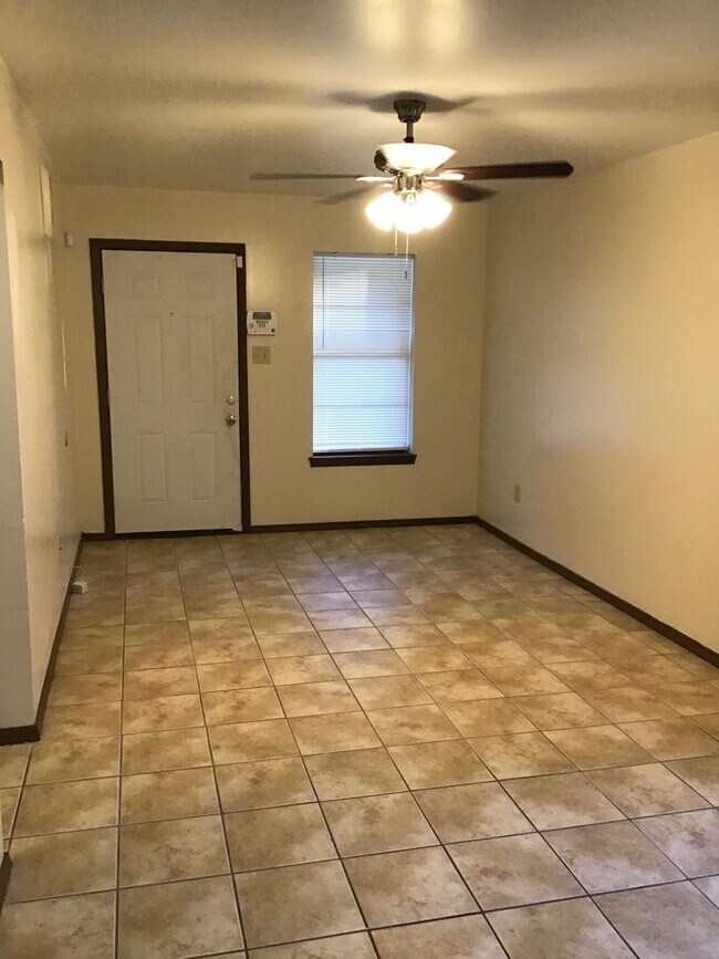 Foto del edificio - 2359 Elm Park Dr