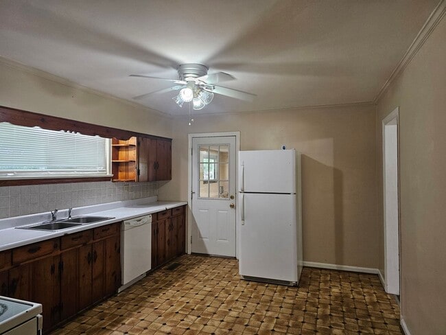 Building Photo - Don't Miss this 2 bedroom with Garage, Lar...