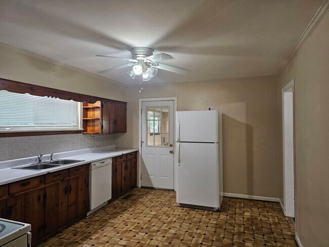 Foto del edificio - Don't Miss this 2 bedroom with Garage, Lar...
