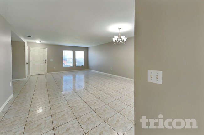 Foto del edificio - 2483 Brownwood Dr