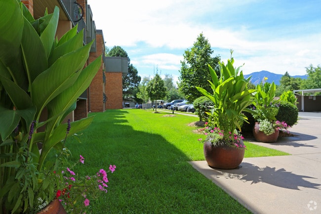 Building Photo - Glenlake