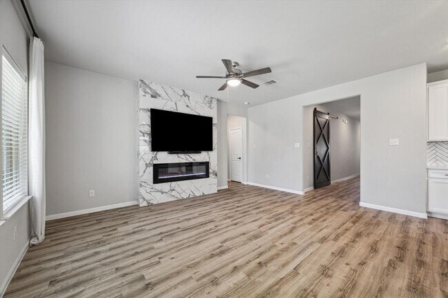 Foto del edificio - 7011 Ridgemont Bnd Ln