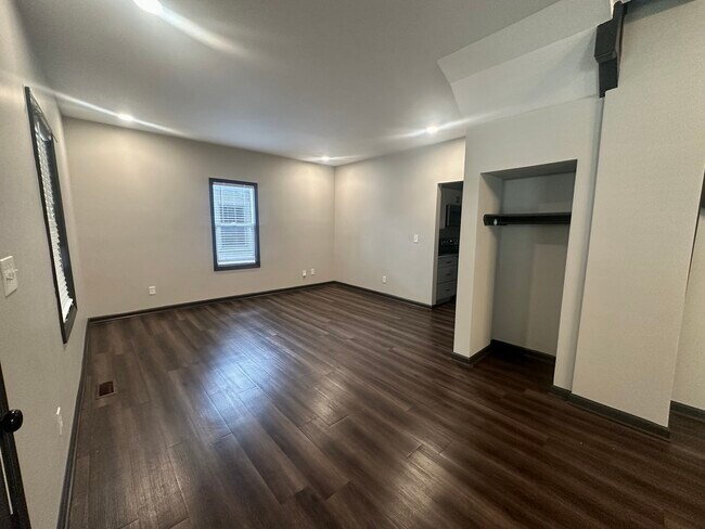 Building Photo - 4053 Byram Ave