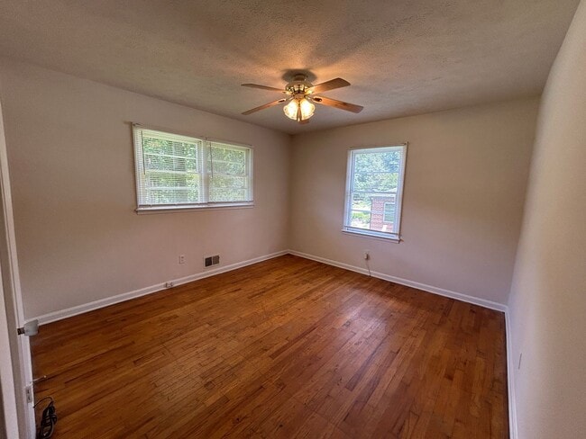 Building Photo - Charming 3 Bedroom 1 Bath Home w/ a Huge 2 Car Garage!