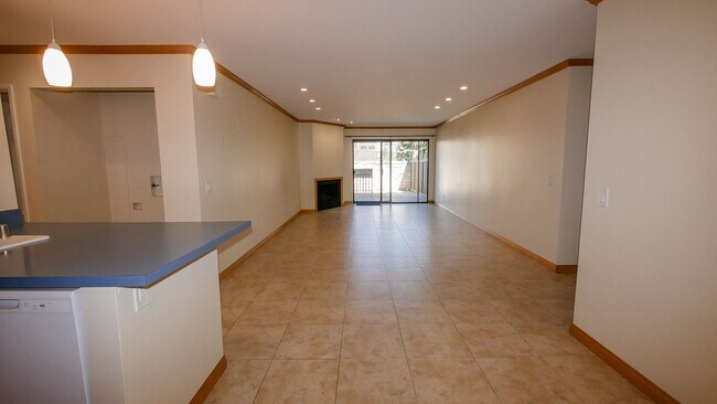Foto del edificio - Coastal Charm in Ocean Beach – Loma Pacific Condo - Large Ground Level One Bedroom