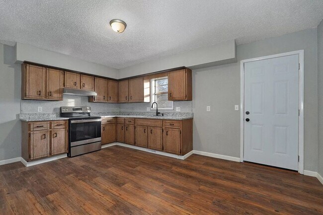 Building Photo - Remodeled 3 Bed 1.5 Bath Privacy Fence Bac...
