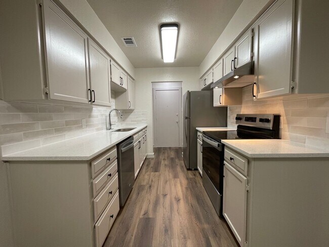 Building Photo - AVAILABLE NOW 2 BEDROOM 2 BATH DUPLEX IN S...