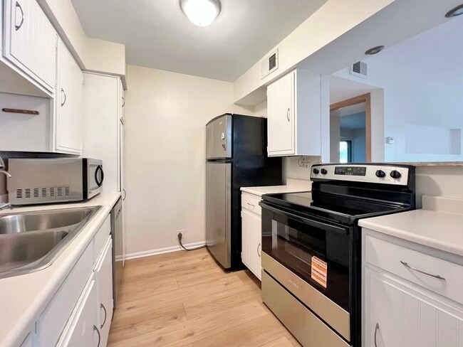 Foto del edificio - 6153 Knoll Way Dr