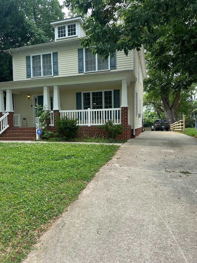 Foto del edificio - 2412 Bainbridge St