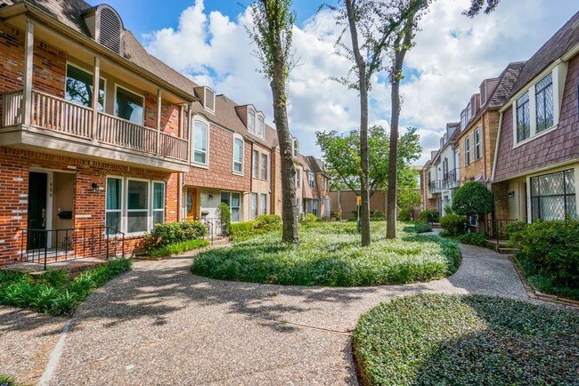 Building Photo - 454 N Post Oak Ln