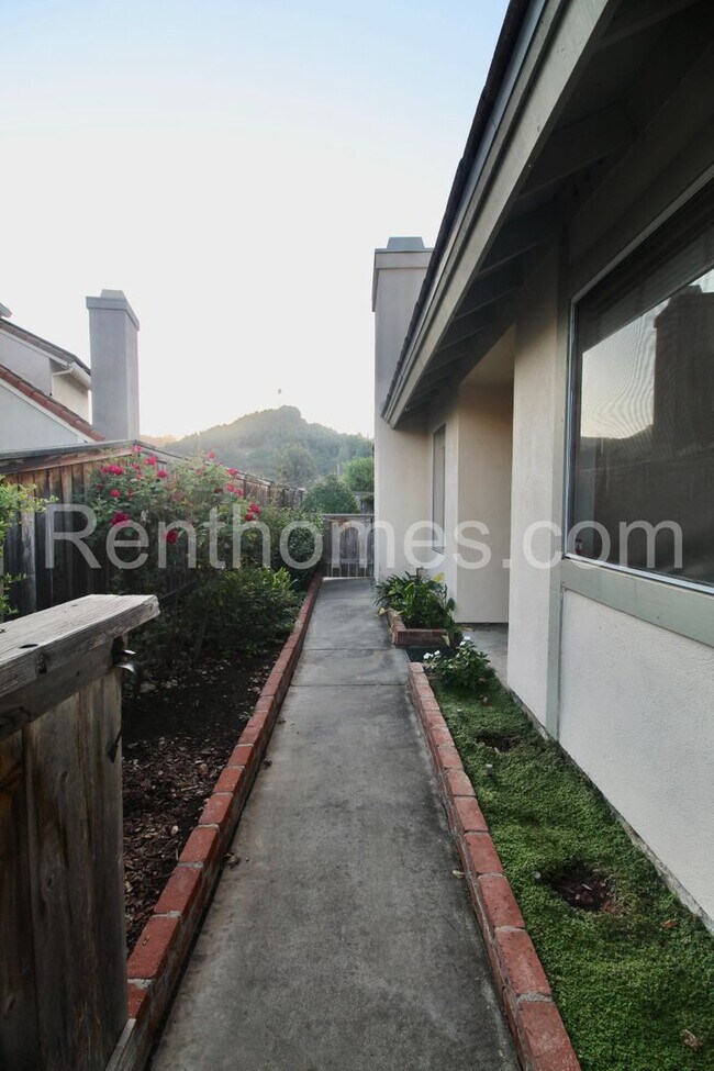 Building Photo - 2348 Briarwood Pl