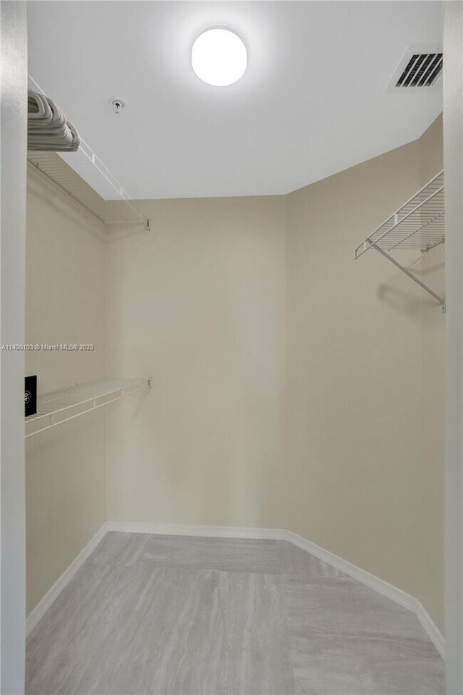 Foto del edificio - 17100 N Bay Rd