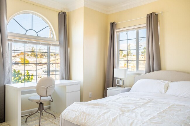 Building Photo - Queen room D in a Newly Added Home in Oak