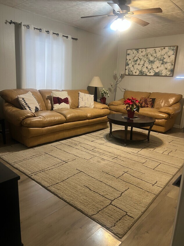 Foto principal - 358 W 9th St