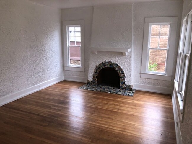 Foto del edificio - NOW AVAILABLE!!