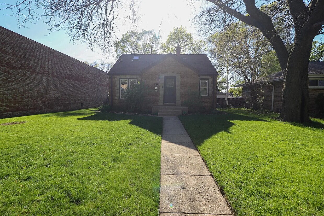 Foto principal - 5651 N Green Bay Ave