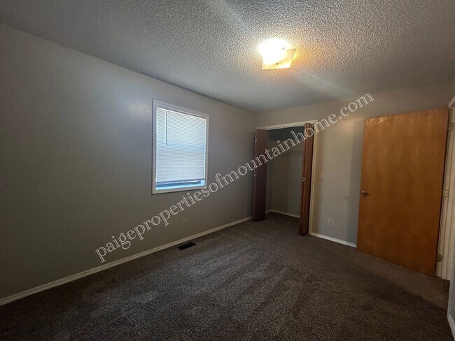 Building Photo - 1312/1314 MeadowBrook
