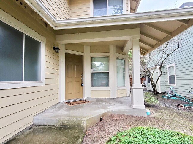 Foto del edificio - Remodeled Townhome in the Heart of Redmond...