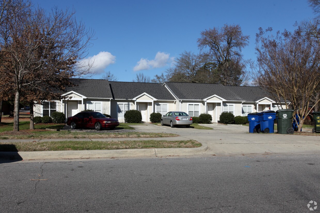 Foto principal - 3515 Lake Woodard Dr