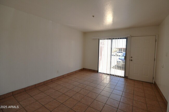 Building Photo - 1448 W Kilburn St