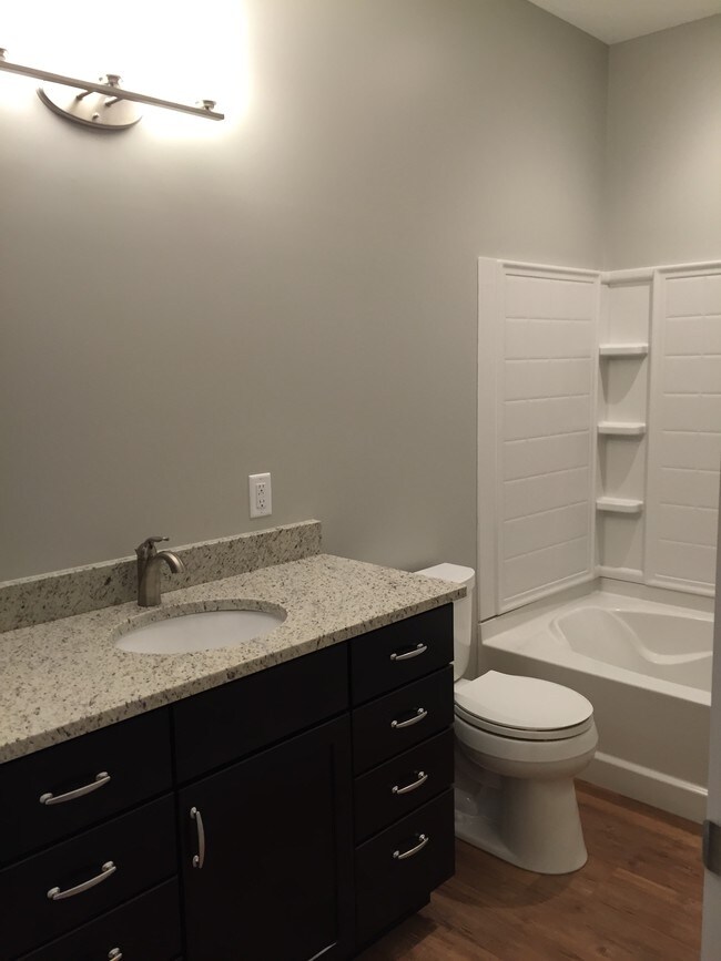 Baño - 103 W Middle St