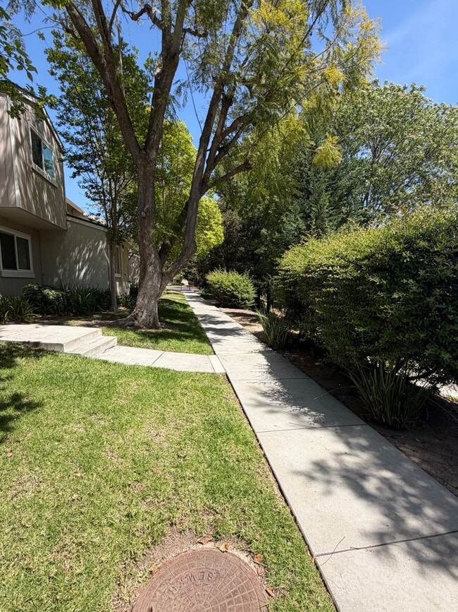 Foto del edificio - Remodeled 3 bedroom 2 1/2 bath townhome!