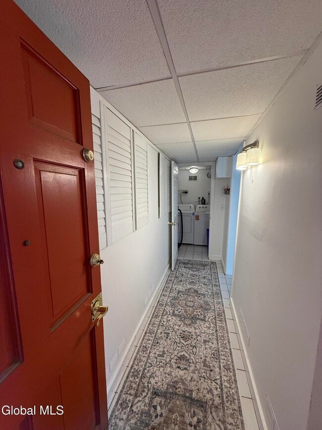 Building Photo - 31 Elm St