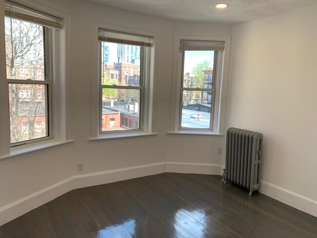 Building Photo - 124 Peterborough St