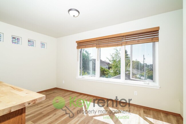 Foto del edificio - Bright 2-Bedroom with Garage, Storage, and...