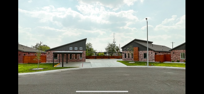 Building Photo - 1007 Hidden Hills St