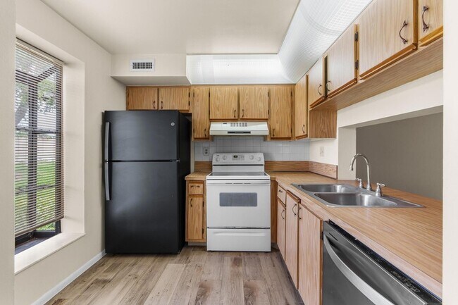 Building Photo - 707 Gardens Dr