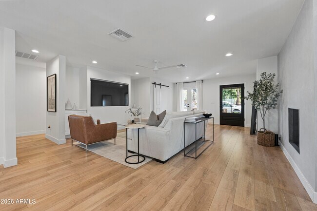 Building Photo - 4244 N 35th Pl