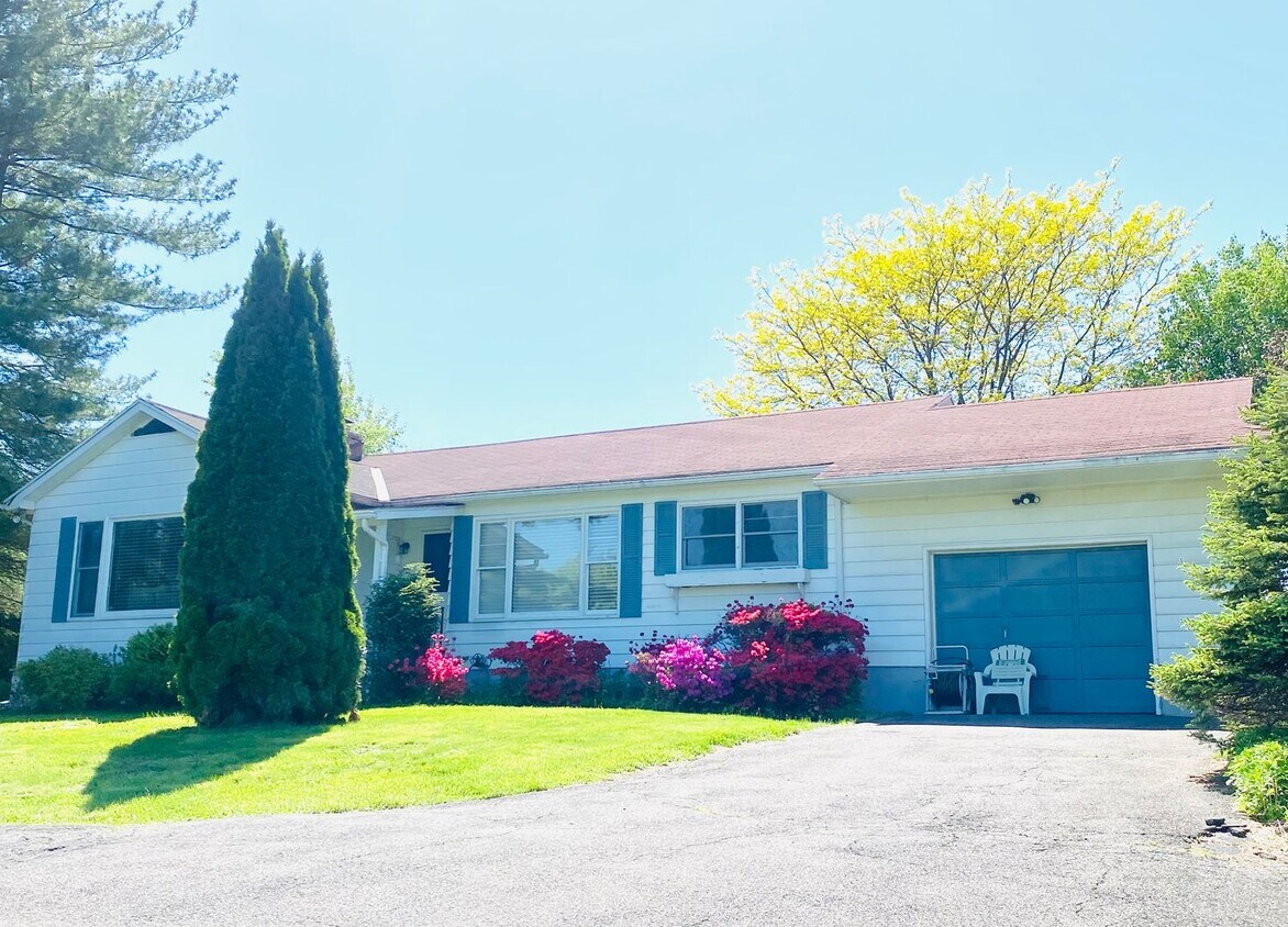 Primary Photo - Bright & Breezy 3BR Ranch Ulster Park