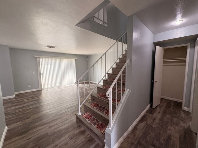 Foto del edificio - 3 Bed, 2.5 Bath in Ontario!