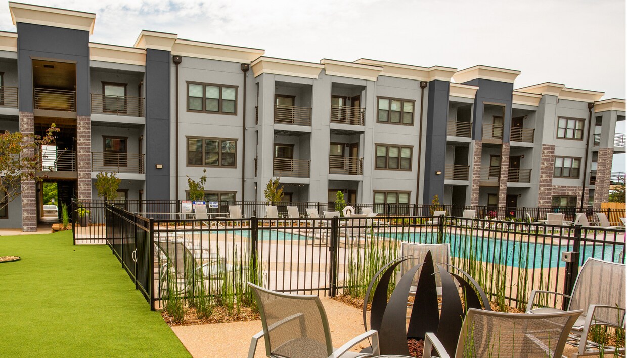 Crown at Seven Oaks Apartment Homes Apartments in Tulsa, OK