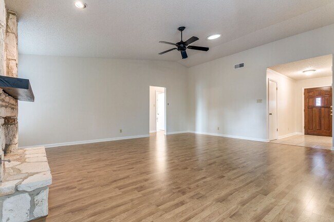 Foto del edificio - BEAUTIFUL SINGLE STORY HOME IN OAK HOLLOW