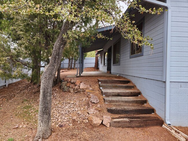 Foto del edificio - Beautiful site built 3 bedroom / 2 bath Home