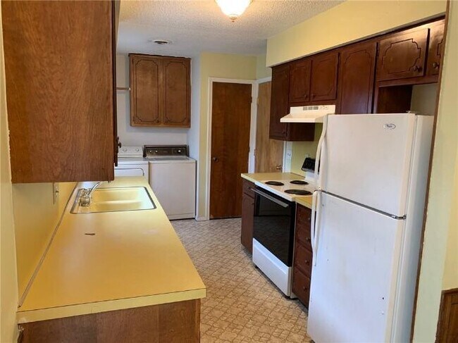 Building Photo - 2203 Pin Oak Dr